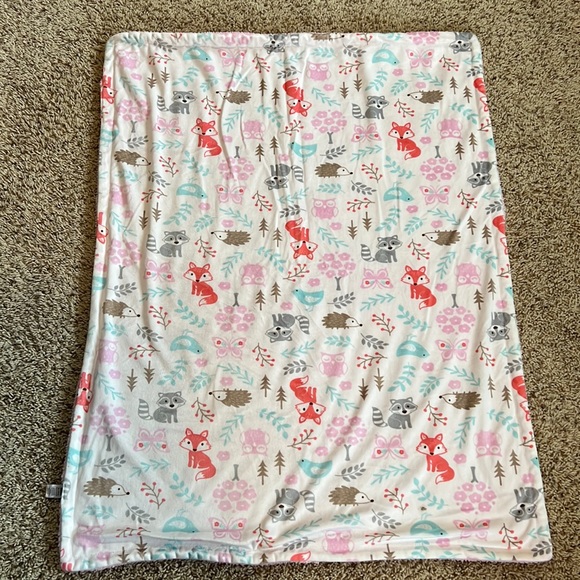 BNWOT super soft & cuddly girl’s Woodland Animal-themed reversible baby blanket - Picture 1 of 9